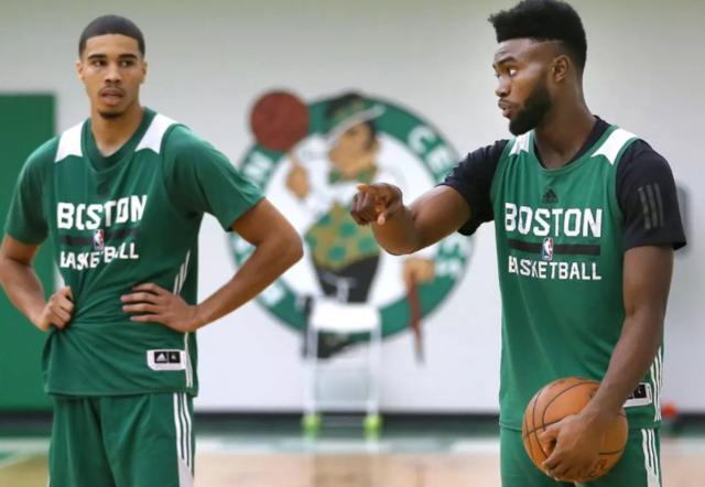 西班牙青训球队开除4名U16球员，他们曾为泄愤持刀威胁对手（西班牙一青训队因球员泄愤持刀威胁对手开除4名U16队员）