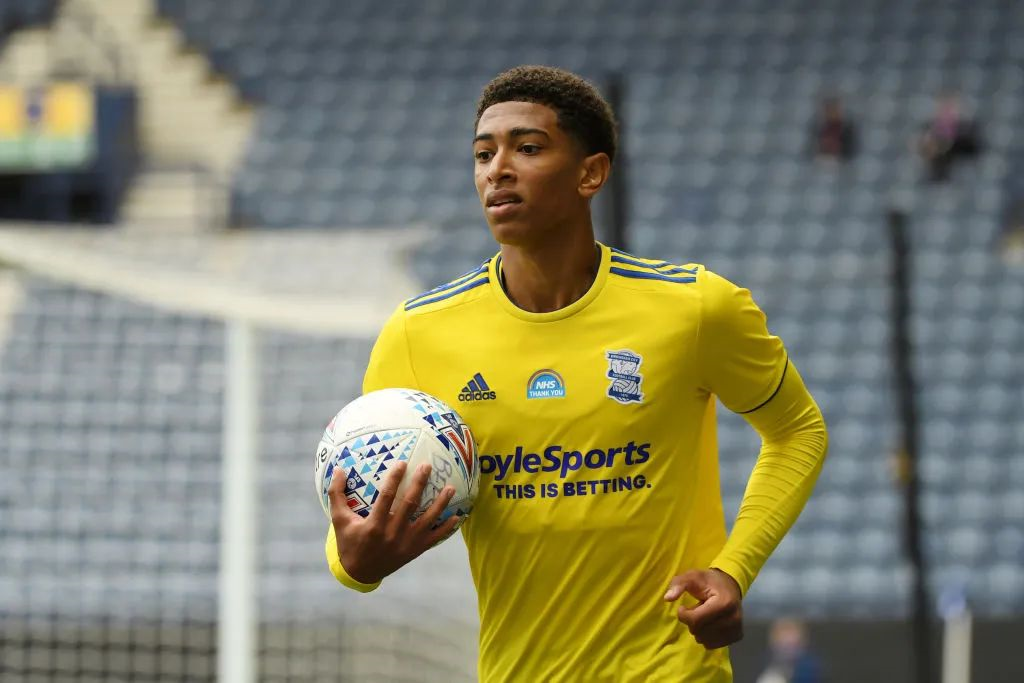 莲湖区机场小学：飞翔少年勇拼搏 绿茵场上展风采（莲湖区机场小学：逐梦少年勇争先 绿茵赛场绽风华）