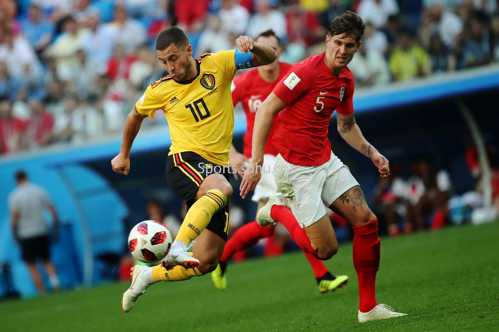 维尼修斯社媒秀恩爱：球场上风驰电掣，女友身边秒变俏皮男孩（维尼修斯社媒晒恩爱：赛场飞驰如电，女友身边瞬间变身俏皮男孩）