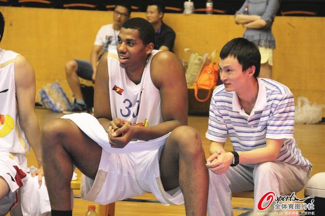 朱俊龙：单节10分钟节奏快很多，有利于适应国际比赛（朱俊龙：单节10分钟让比赛节奏更快，有助于适应国际赛场）