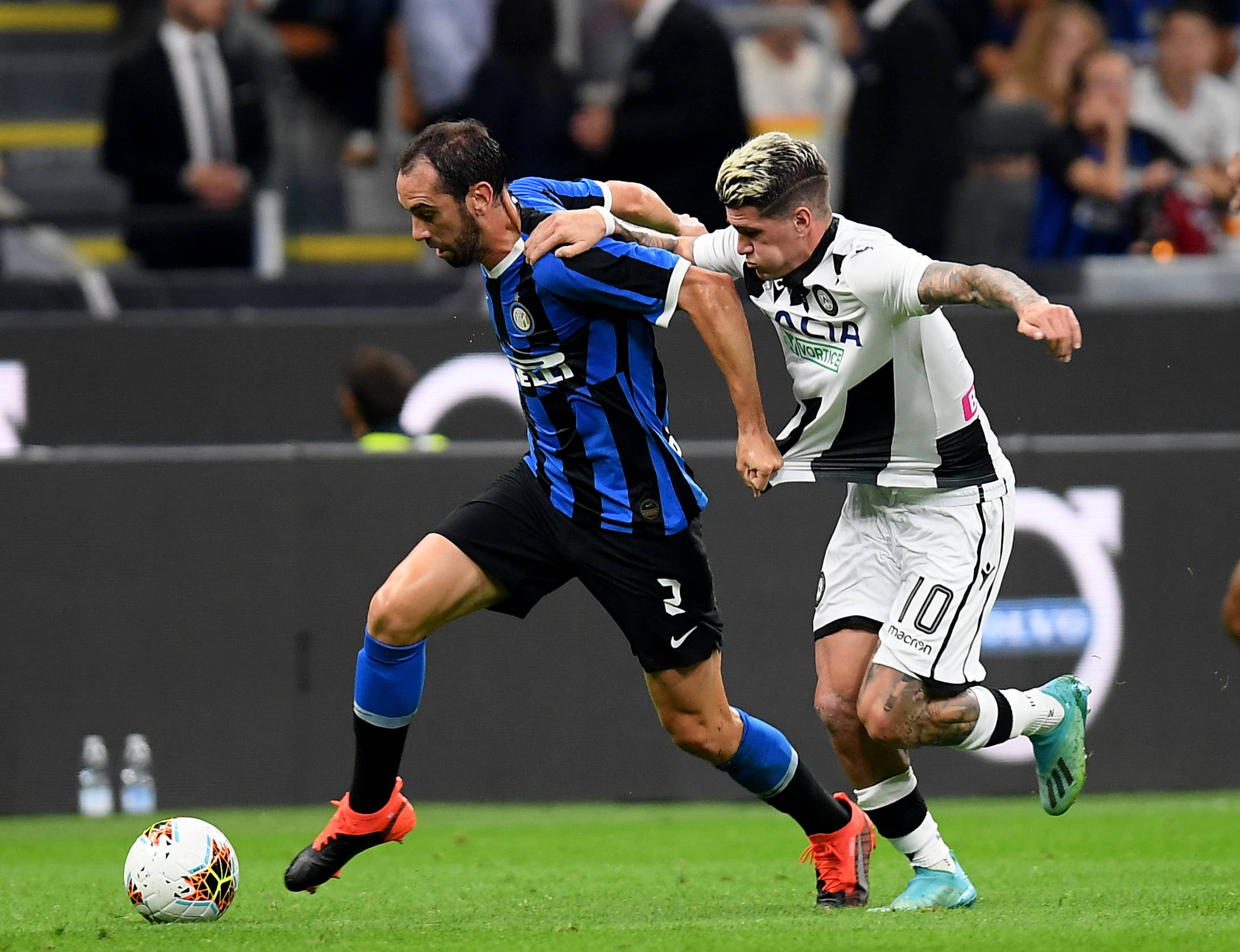 葡超比赛一球员受伤需要担架，对方球员帮忙传递担架吃黄牌（葡超争议一幕：球员伤退需担架，对手递担架反吃黄牌）