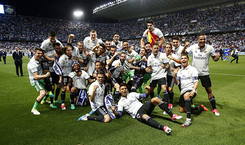 王鹤棣见老师落泪后调皮盖帽（老师落泪后，王鹤棣顽皮来个盖帽）