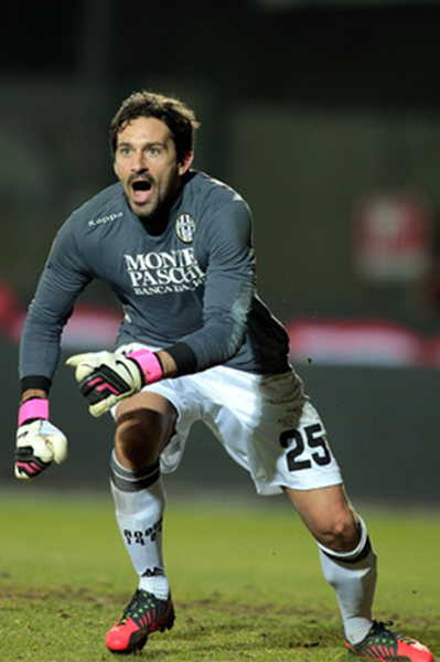 英超将迎第42次首尾对决，此前榜首球队30胜7平4负（英超第42次榜首对阵垫底将上演：领头羊过往战绩30胜7平4负）