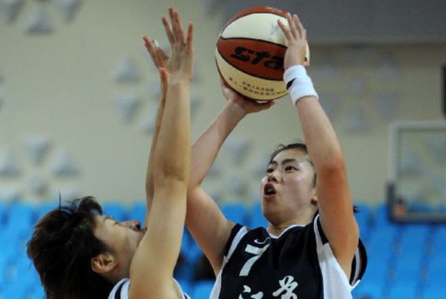 贝克汉姆观看迈阿密国际训练，与梅西、德保罗拥抱（贝克汉姆现身迈阿密国际训练，与梅西和德保罗热情相拥）