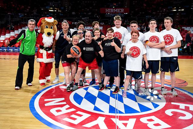 斯普利特：我们正在练习不同的防守策略，大家精神状态都很好（斯普利特：多种防守战术同步演练，全队士气高昂）